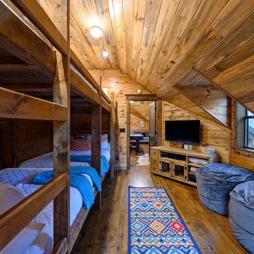 The bunk room with 4 full beds.