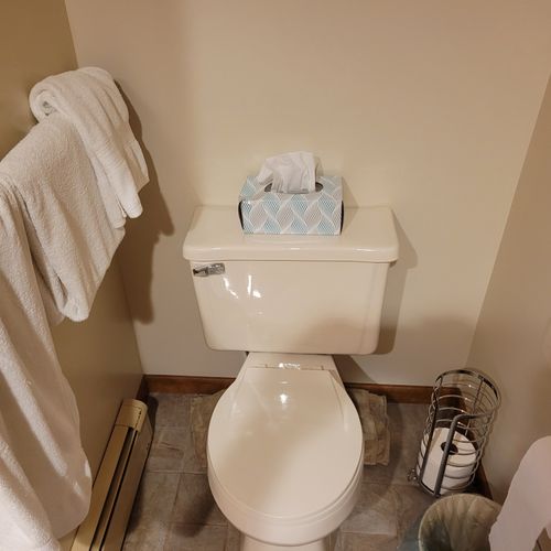 FULL BATHROOM #1 (MAIN FLOOR):  Full bathroom with a jetted tub that is the private ensuite bathroom for Bedroom #1.
