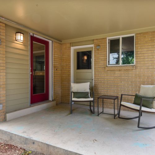 Make the most of your trip with easy access to the mountains and foothills from this cozy home base.