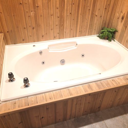 FULL BATHROOM #1 (MAIN FLOOR):  Full bathroom with a jetted tub that is the private ensuite bathroom for Bedroom #1.