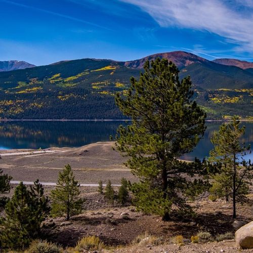 A picturesque blend of lakeside calm and mountain grandeur.