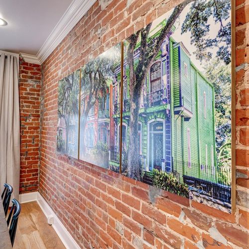 Vibrant New Orleans mural bringing local culture right into the condo.