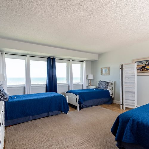 Perfect for families or groups, the top floor features a queen bed and two single beds for a cozy and rejuvenating sleep.