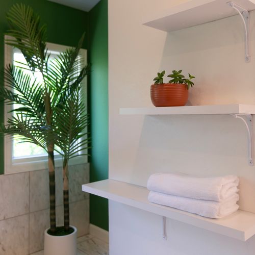 Fresh towels and complimentary toiletries provided in all bathrooms.