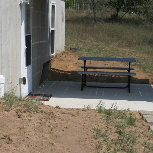 Exterior:  the apartment has a beautiful country setting with its own private entrance. A picnic table is also provided for outdoor dining.