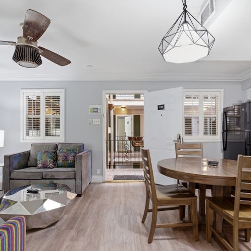 Bright open-plan living & dining space w/ room for the whole group