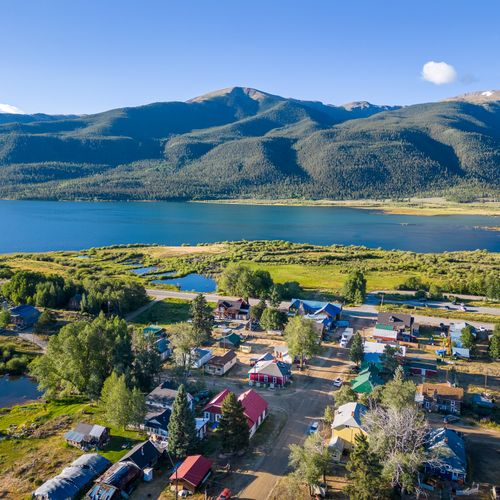 Welcome to twin lakes–where the rocky mountain magic meets lakeside charm.