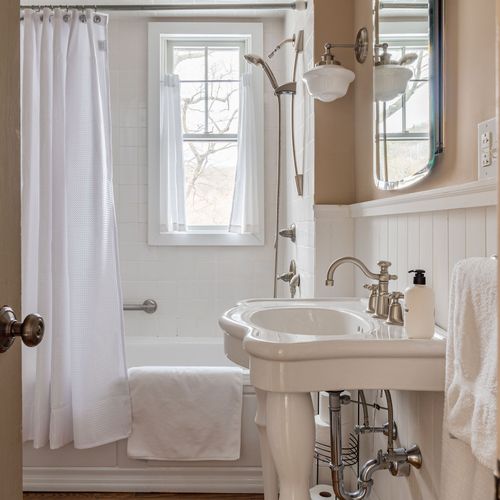 Our pristine bathroom on the main floor with  jacuzzi jets