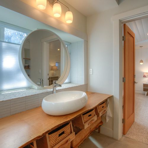 Jack and Jill full bathroom.