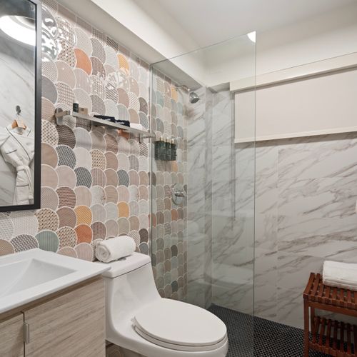 A modern bathroom with shower, bathrobe and a mirror, ideal for a quick and efficient routine.