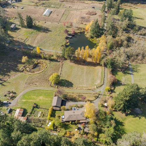 A peaceful country setting with open fields, winding paths, and serene ponds—perfect for guests seeking space, privacy, and a true countryside retreat.