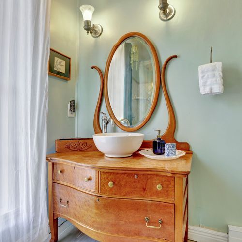 Spa‑style minimalist bath: natural wood & floating vanity.