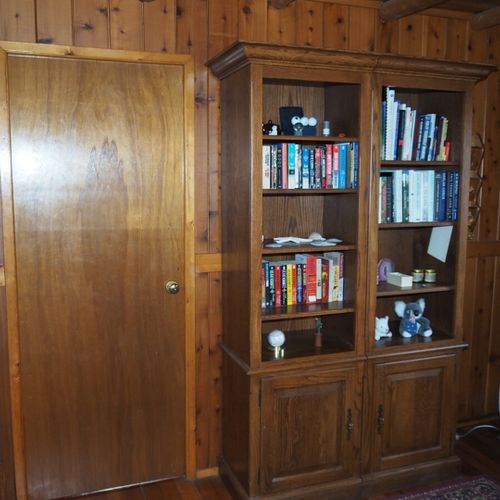 Living room:  the cabin has a very cozy and comfortable living room with a sofa, comfy chair, desk, book cabinet, gas fireplace, and a television with live streaming via roku.