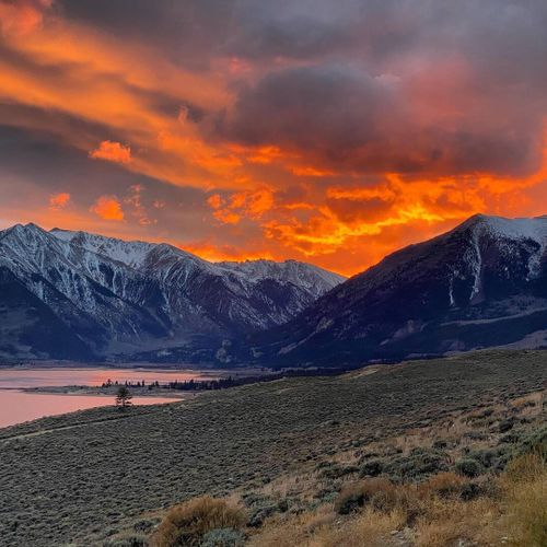 Where earth meets sky – a breathtaking vista of lake and mountains.