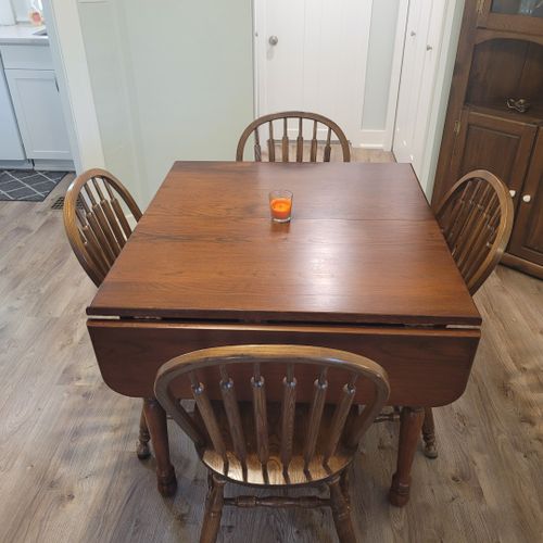 Dining area:  the cottage has a cute dining area in the center of the house between the kitchen and the living room.