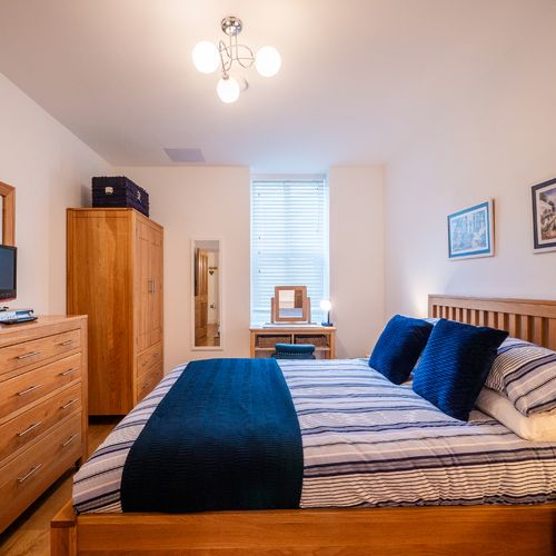 King sized bed with en-suite