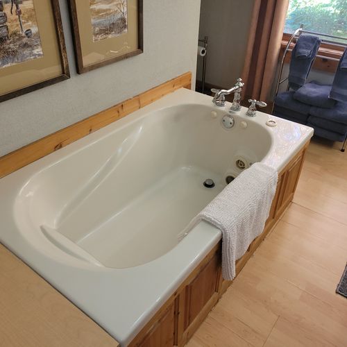 BATHROOM #3 (SECOND FLOOR):  Full bathroom on the second floor with a jetted bathtub.