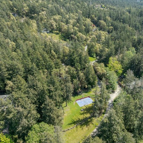 Beautiful rural neighborhood with Eastsound just a mile away