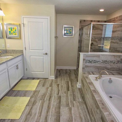 Upstairs King Master En-Suite Bathroom w/Garden Tub, Double Sinks & Walk In Shower