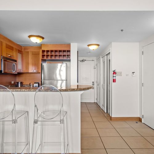 Every comfort considered. From the plush queen bed to the inviting dining table and relaxed seating, this studio offers all the amenities for a memorable stay in Condado Lagoon.
