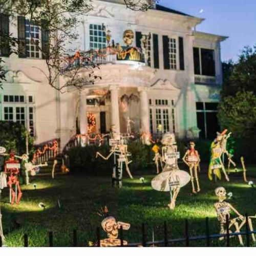 Explore the charming streets & iconic architecture that define the soul of New Orleans.