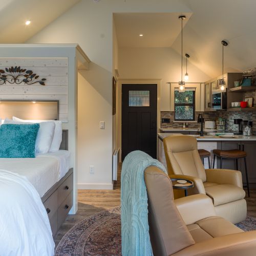 Perfect design makes for a spacious feeling in this 300 sq ft cottage. Weekend getaways or extended stays with remote work, the Pearl is the best-kept secret on Orcas Island.