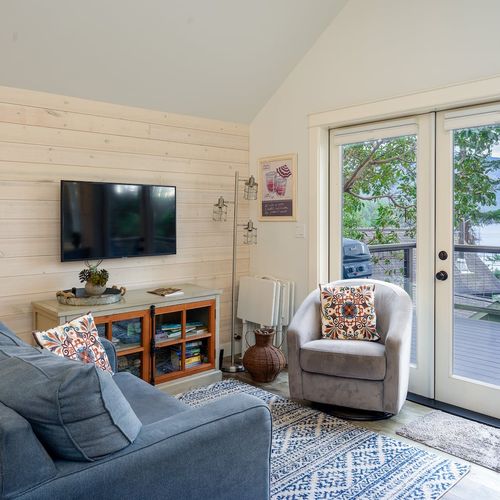 Smart TV with Google Chrome adapter for viewing your photos and personal apps.