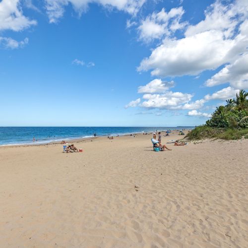 Enjoy the beach under the sunshine!