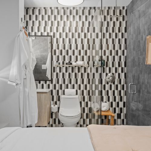 Relax and recharge in this tranquil space, complete with a queen-sized bed, large mirror for getting ready, an organizer space and a bathrobe ready for your stay.