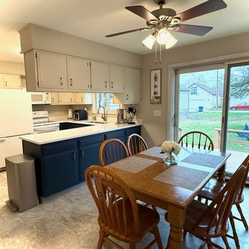 Kitchen:  modern full kitchen with all appliances, except for a dishwasher.