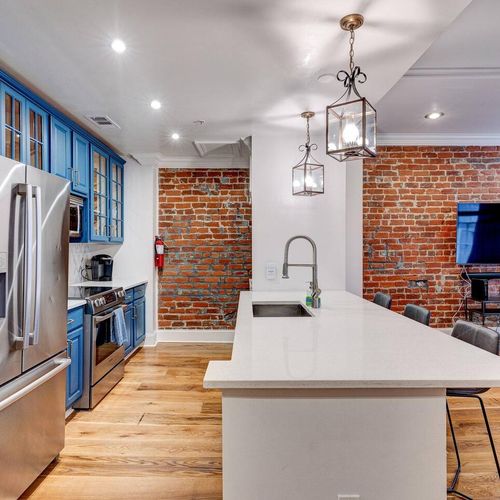 Long kitchen bar w/ extra seating — great for casual meals or morning coffee.