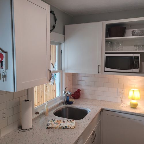 KITCHEN:  The cottage has a full kitchen with all appliances including a dishwasher.