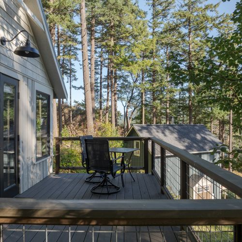 Your own serene escape. Relax, work remotely with nature as your backdrop, enjoy a gourmet meal on the deck, or cozy up with a blanket as the breeze whispers through the trees.