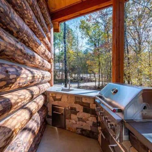 The outdoor kitchenette with a gas grill (propane provided).