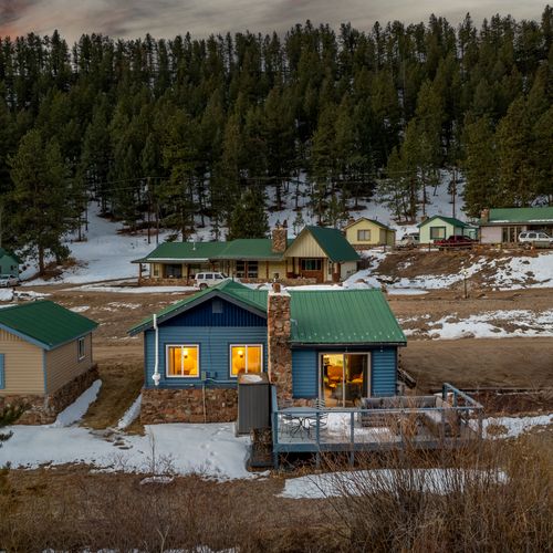 Arrive at your private river retreat—tucked away in nature. Your getaway starts here.