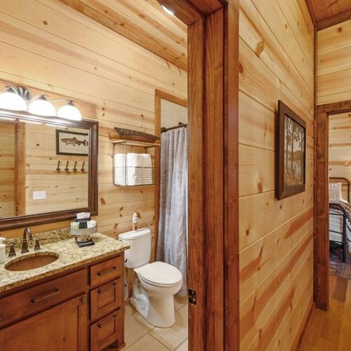The shared full bathroom for King Bedroom 3 and 4.