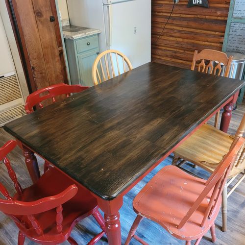 Dining area:  there is a cute dining table with seating for 6 adults in the middle of the kitchen.