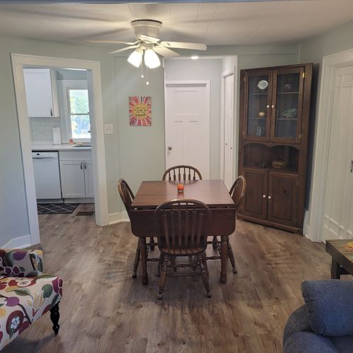 Dining area:  the cottage has a cute dining area in the center of the house between the kitchen and the living room.