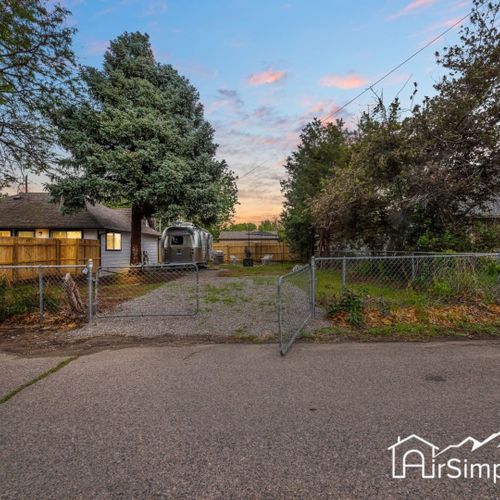 Take a break from the hustle and bustle of city life in this private lot nestled in a peaceful neighborhood.