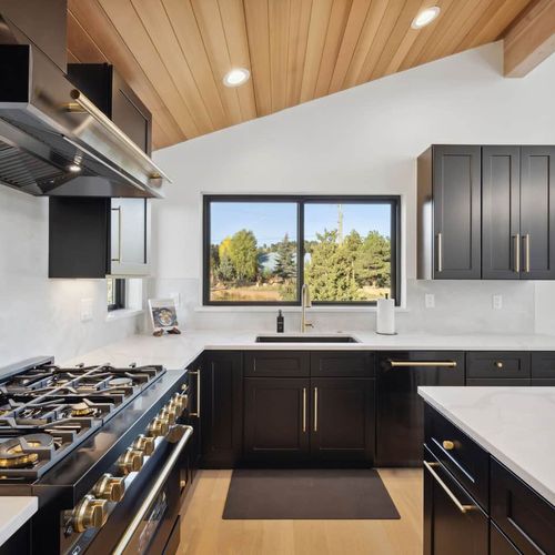 High-end finishes and a gas stove make for a delightful cooking experience
