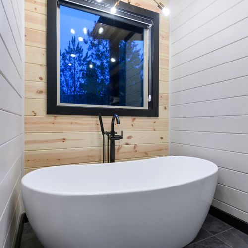 A closer look at the oversized soaking tub!