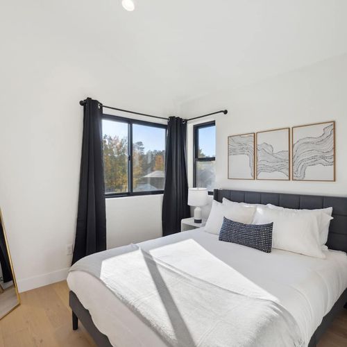 Upstairs guest bedroom w/ casper matress