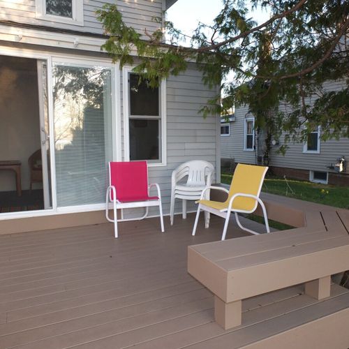 Nice, newer deck in the back with plenty of seating