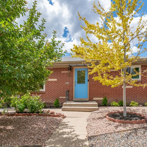 Experience denver like a local in our spacious 4-bedroom retreat, perfect for your colorado adventures! Copy & paste this link to view the 3d tour - t. Ly/27ulc