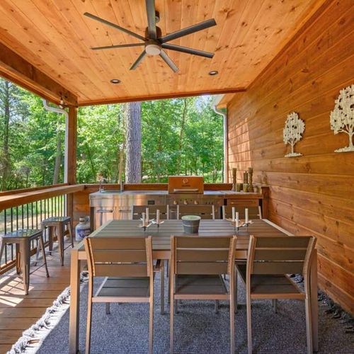 Additional outdoor dining + grill!