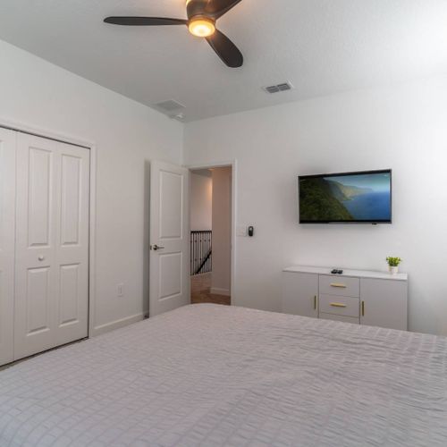 Guest Room Enjoy Your Favorite Movies and TV Shows with the Included Roku Smart TV