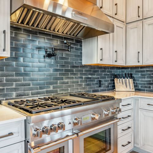 Pacious stovetop with six burners—perfect for preparing a full mountain feast.