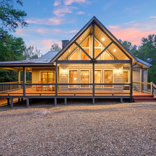 This one story cabin is perfect for an extended weekend away!