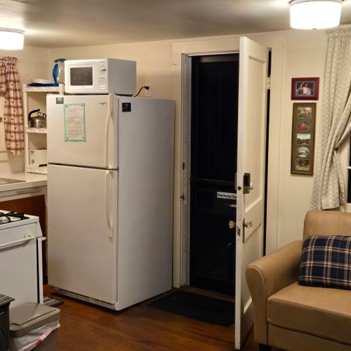 Kitchen:  the cabin has a modern and very functional kitchen with a refrigerator, gas range, sink, countertop, coffee maker, and a good collection of cooking and dining utensils.