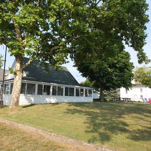 Exterior:  the cottage and the huge yard!